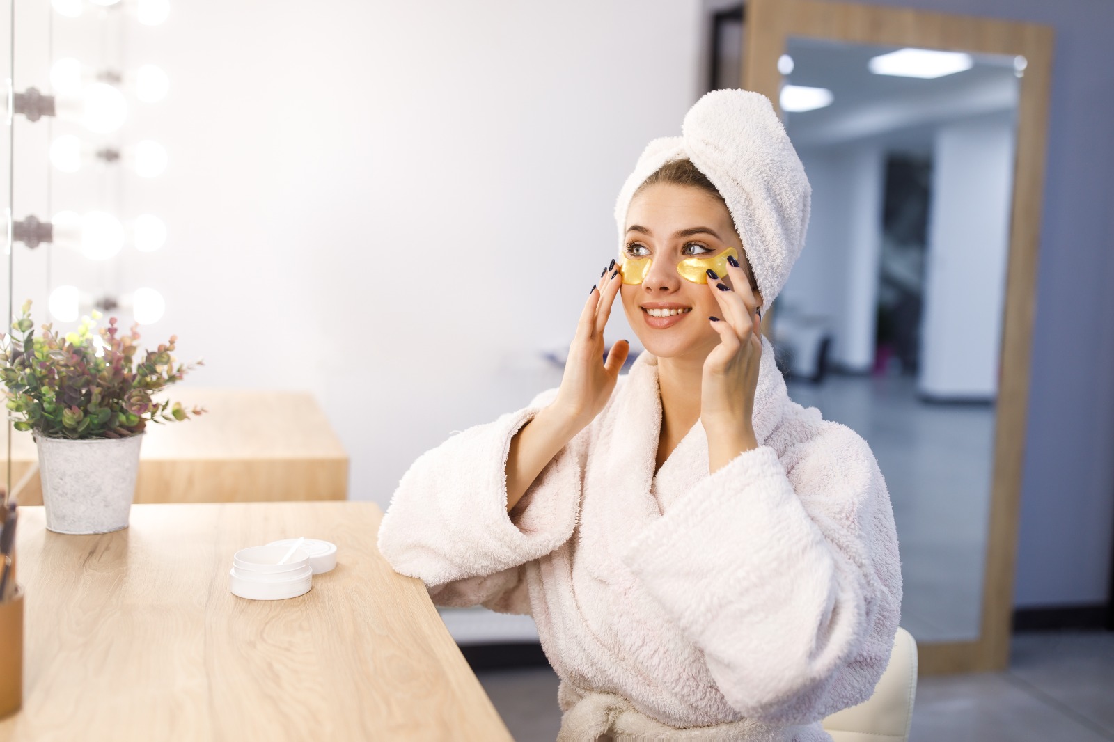 mujer realiza limpieza facial