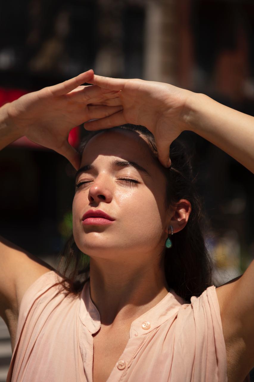 mujer recibiendo el sol