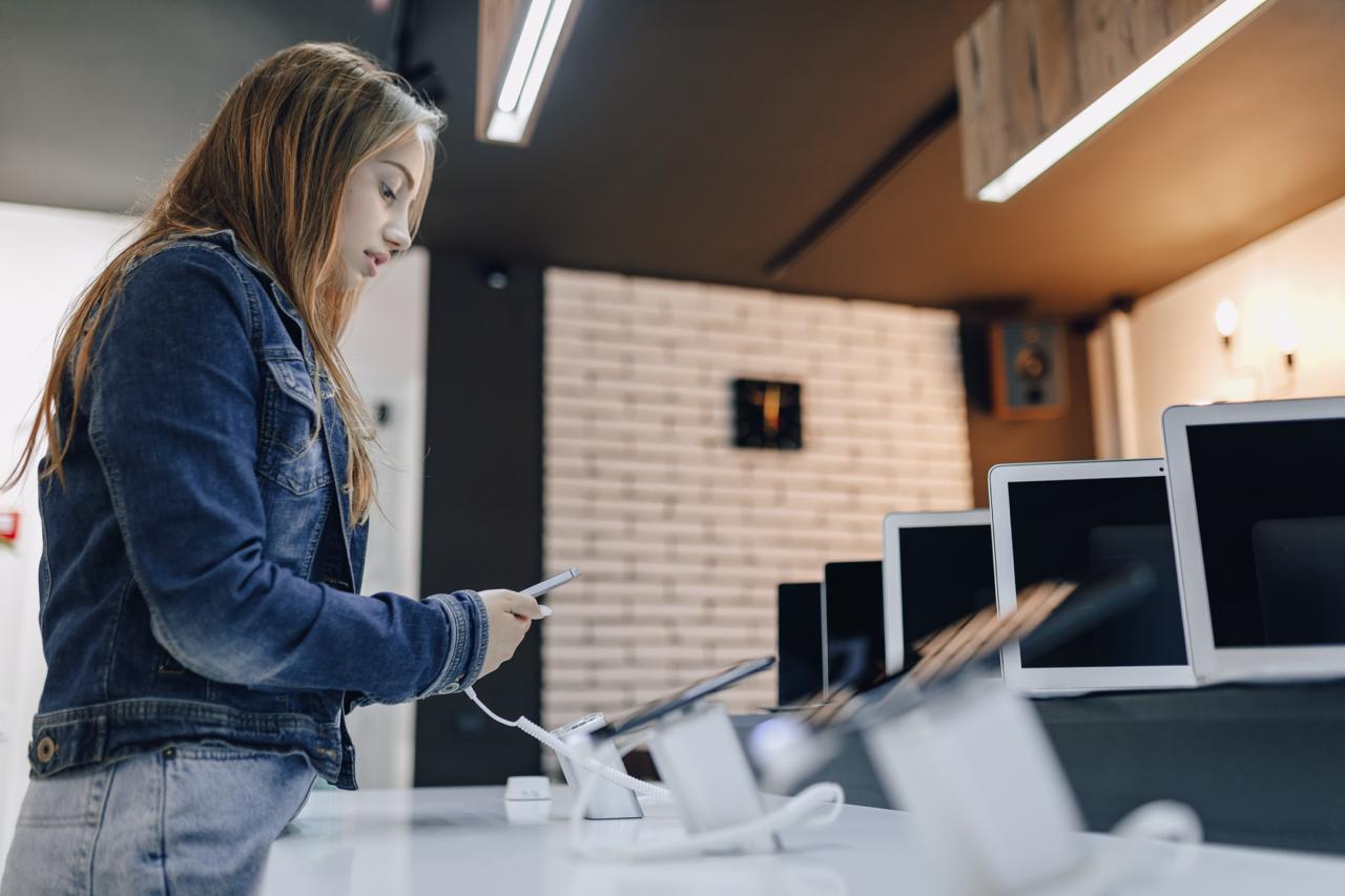 mujer viendo tecnología en una tienda