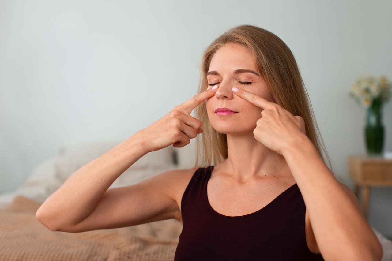 mujer hace yoga facial