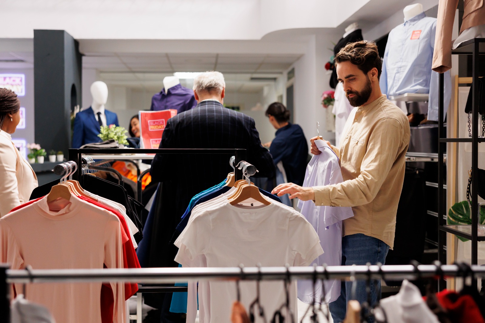 hombre comprando ropa