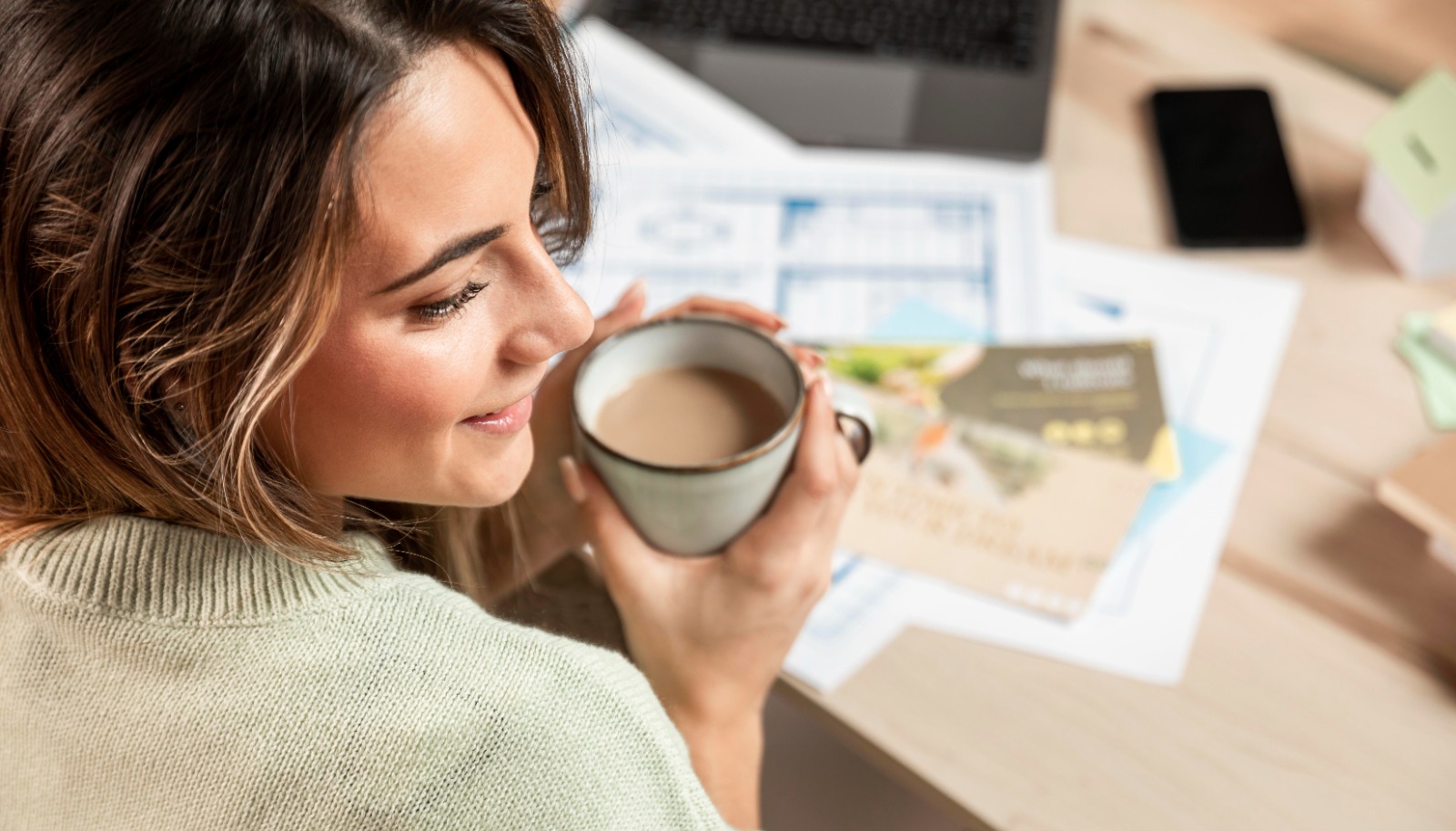 mujer tomando café