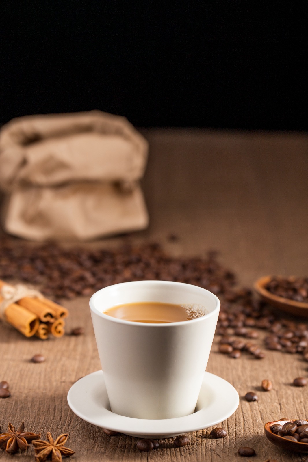 taza de café con granos de café alrededor
