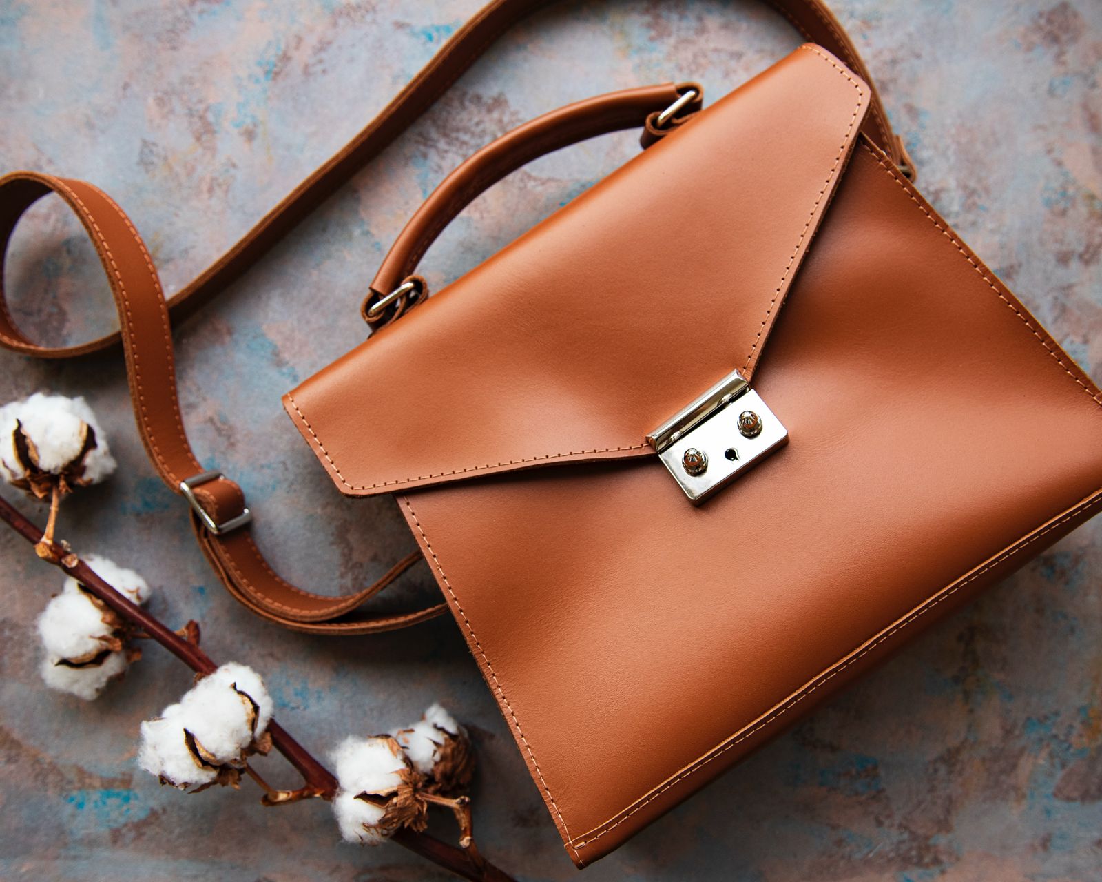 bolso de cuero en la ceja