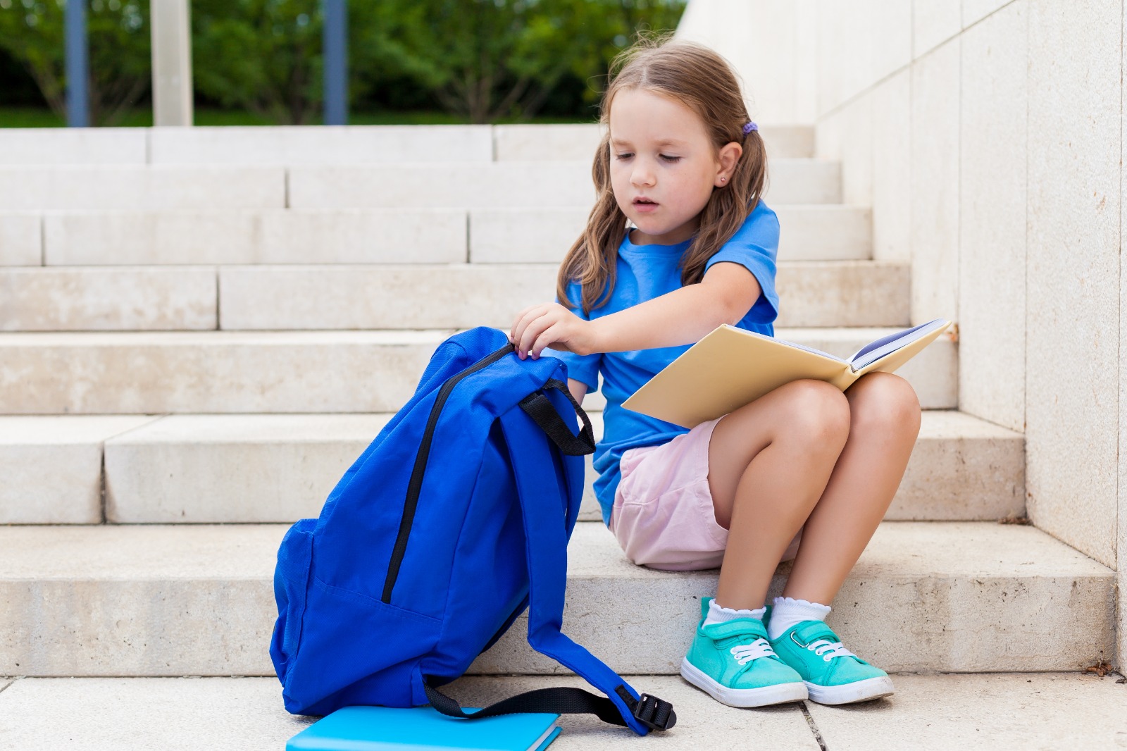 niña en su primer día de clases 