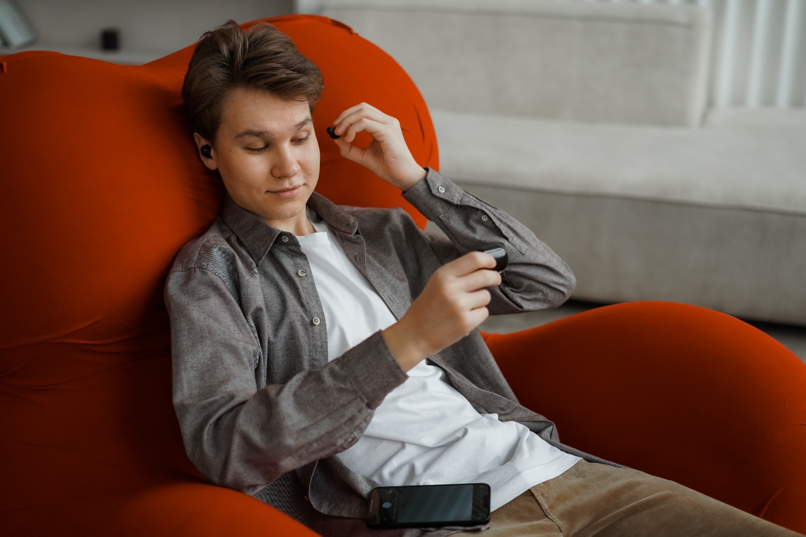 joven escuchando música para encontrar motivación