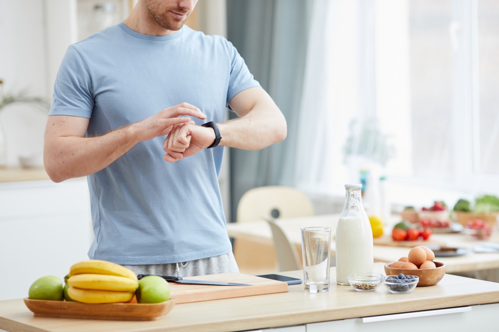 hombre mirando la hora para comer saludable