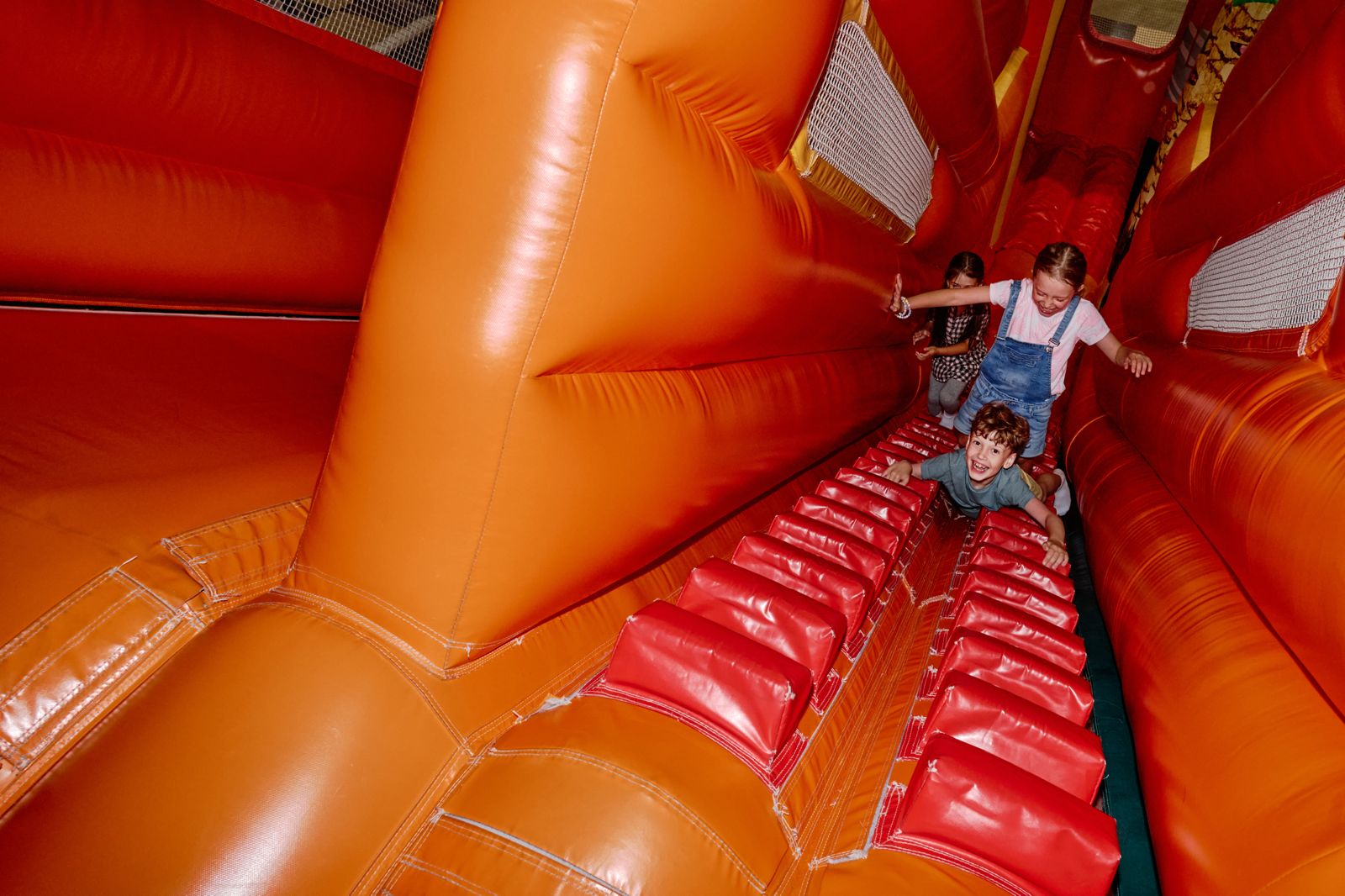 niños jugando en inflable